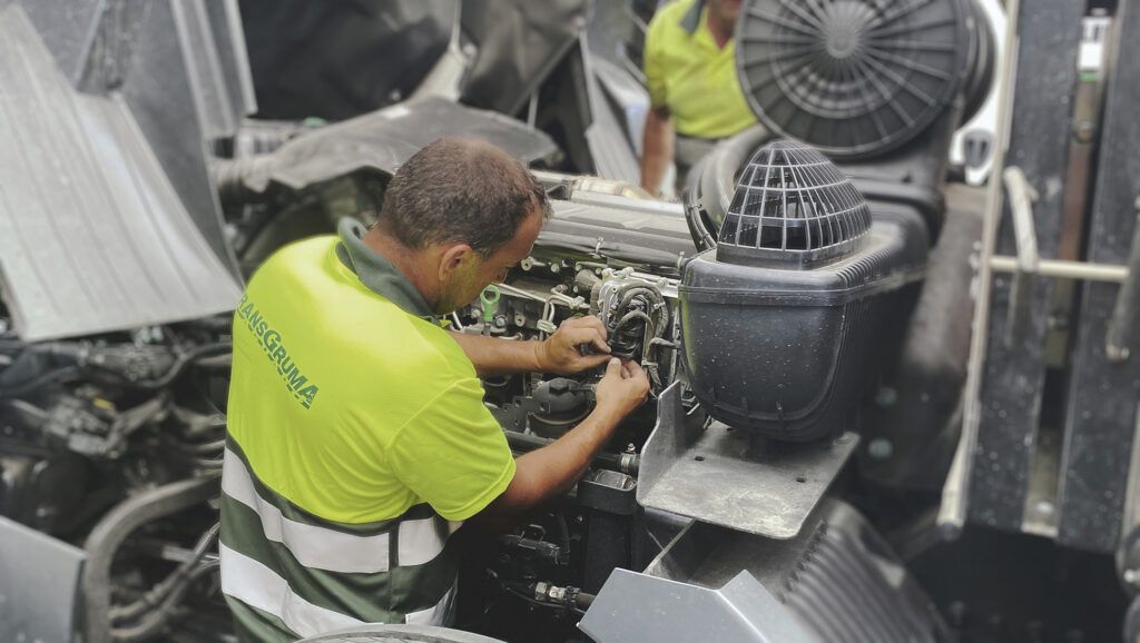 trabajador manipulando motor (portada) (1)