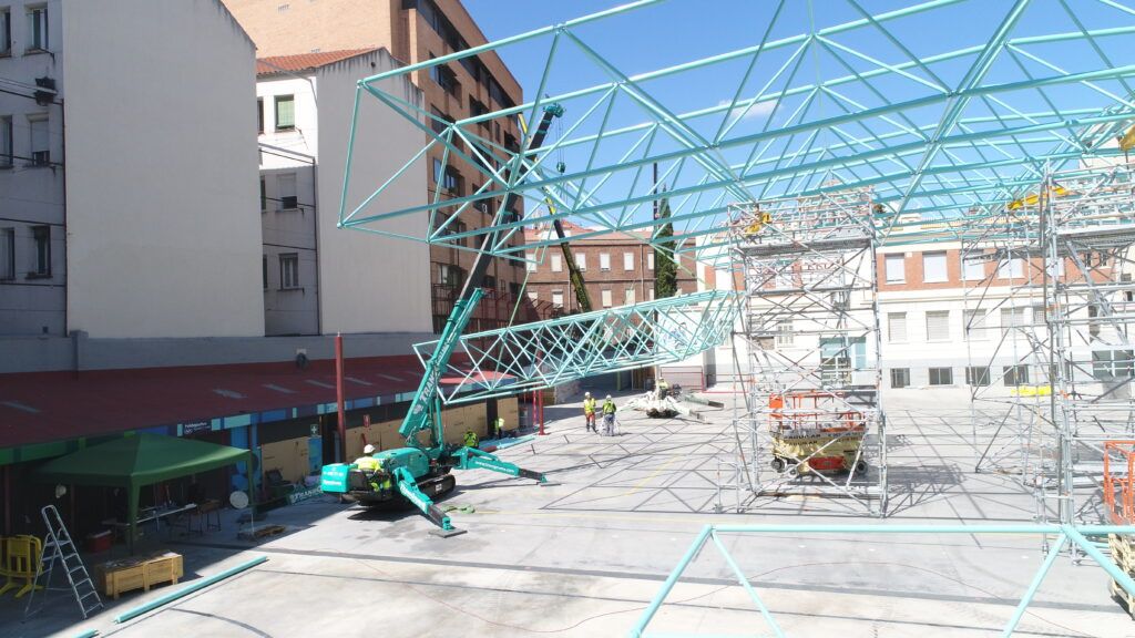 Estructura metálica con minigrúa